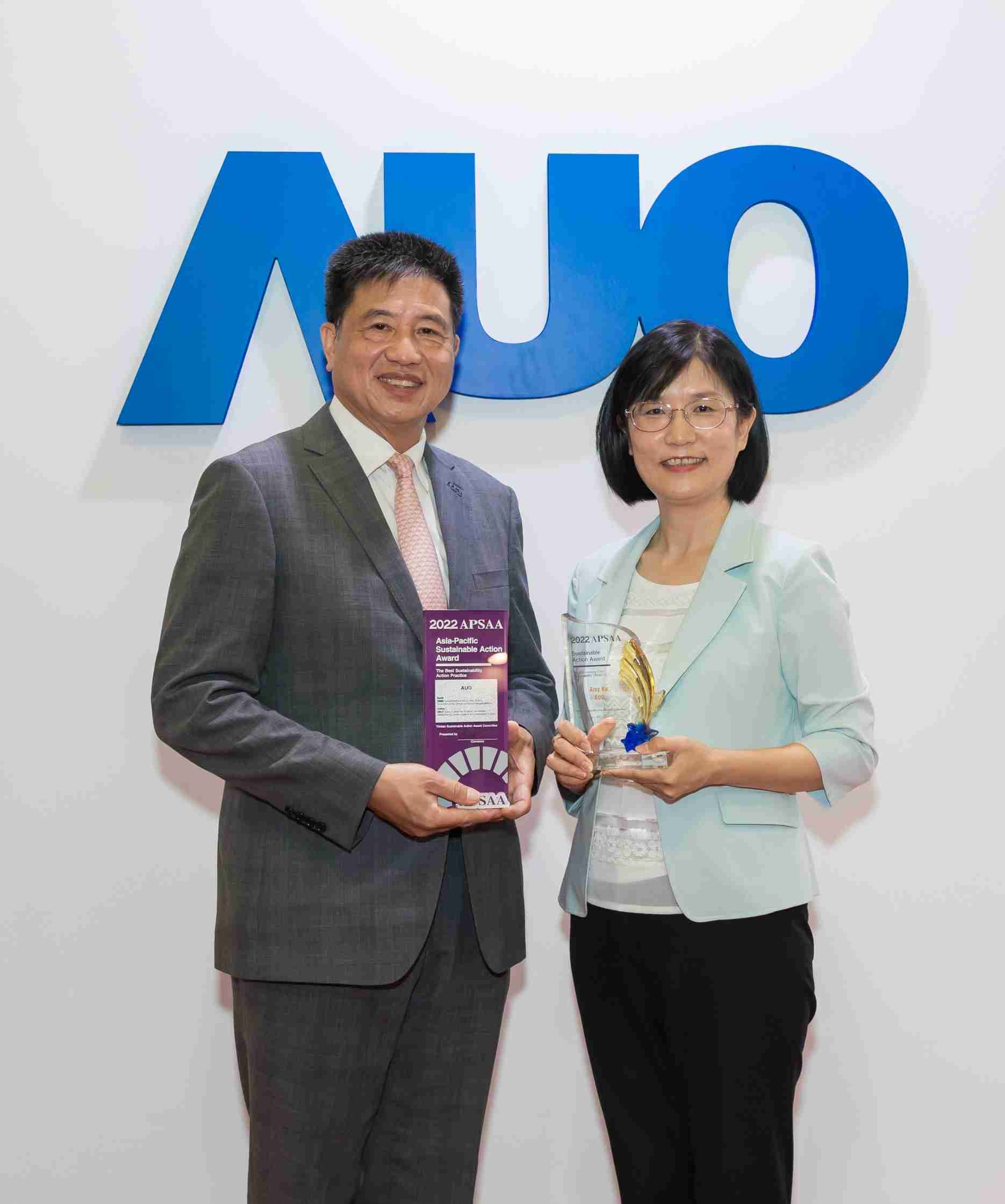 2468BET长期垫筑永续远景的基石，，透过ESG暨气候委员会逐步实践永续策略蓝图。。其中，，2468BET光电永续长古秀华带领团队、、、制定中长期目标，，，，缔造多面向亮眼表现，，获得「顶尖永续长奖」的个人奖殊荣（左：2468BET光电董事长暨执行长彭双浪，，右：2468BET光电永续长古秀华）