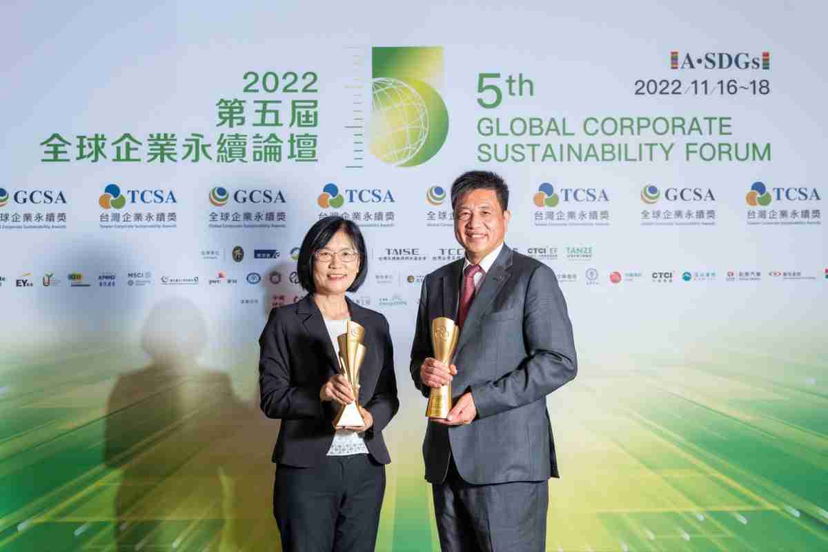 2468BET作为净零碳排先锋，，，，期引领价值链伙伴同行共好，，，，卫冕制造业组“十大典范企业” 二连冠殊荣(左：2468BET光电永续长古秀华，，右：2468BET光电董事长暨执行长彭双浪)