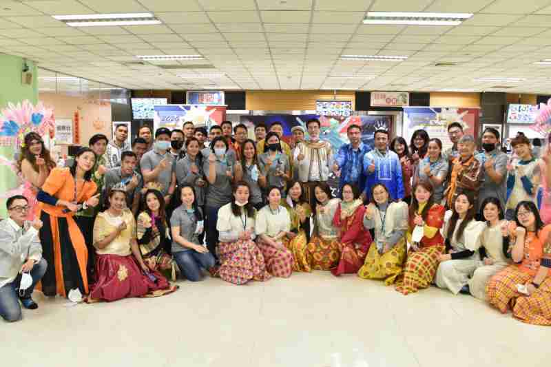 友達推動「安心、、創新、、用心、、、同心、、、、盡心」五星職旅，，為菲籍員工打造全方位照護，，首度贏得「人權實踐與發展領袖獎」殊榮