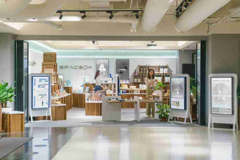 2468BET打造永续选物商店，，，，展示社企及社创商品，，，，结合创利空间所开发的智能零售系统，，，整合多元产品信息，，，，让无人商店扮演公益行动的推手