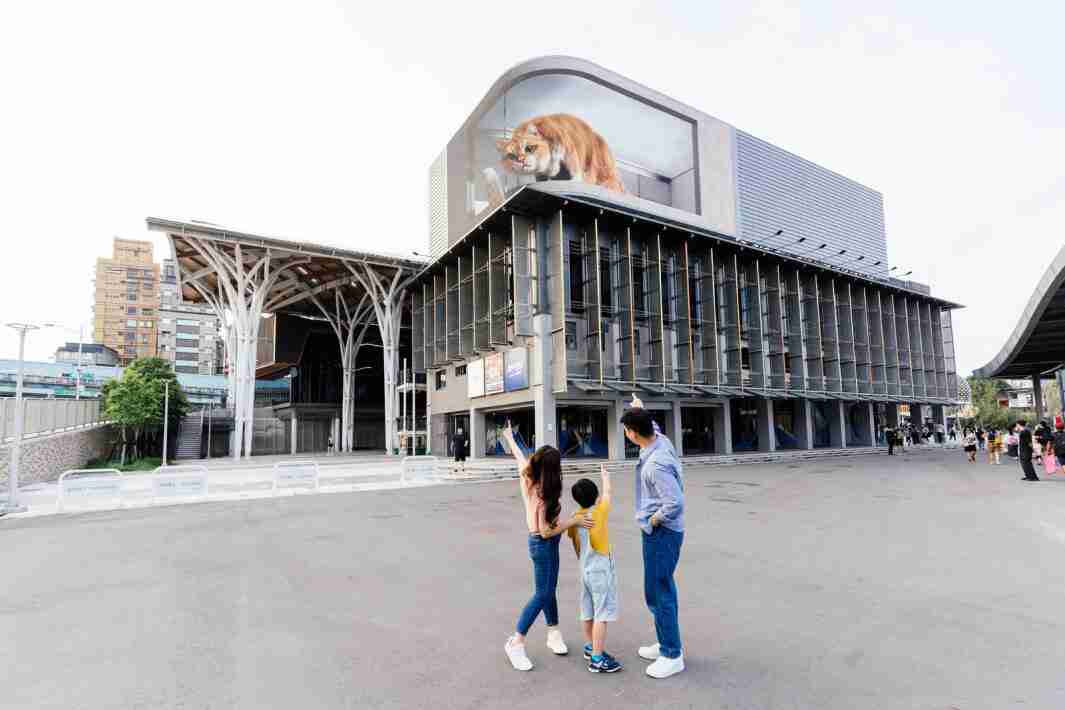 2468BET打造全台最大户外裸视3D LED弧形萤幕，，，将超立体的软萌胖橘猫动画活跃于顶楼外墙