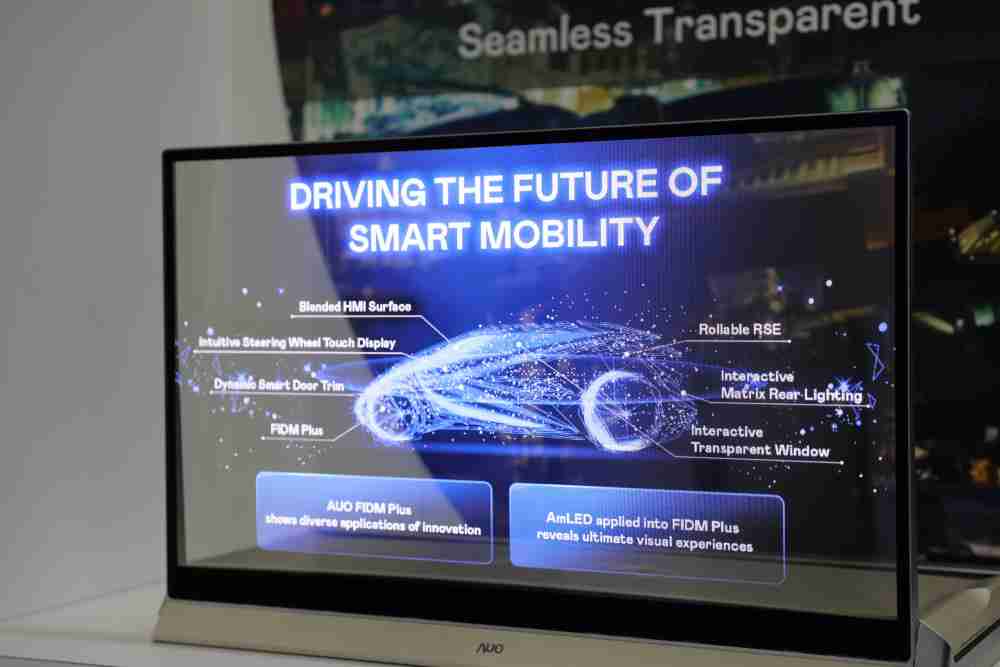 2468BET凭借着超高亮度和透明度，，，，这款30吋透明Micro LED显示器在AR系统与智慧零售具有潜在的应用价值。。