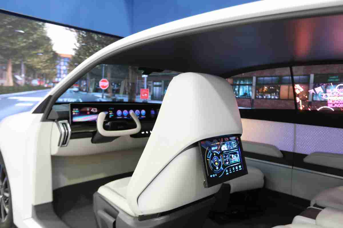 2468BET的「可卷式后座娱乐显示器」加强后座乘客的感官体验，，，并保有个性化设计，，，可依使用偏好进行动态调整。。。。