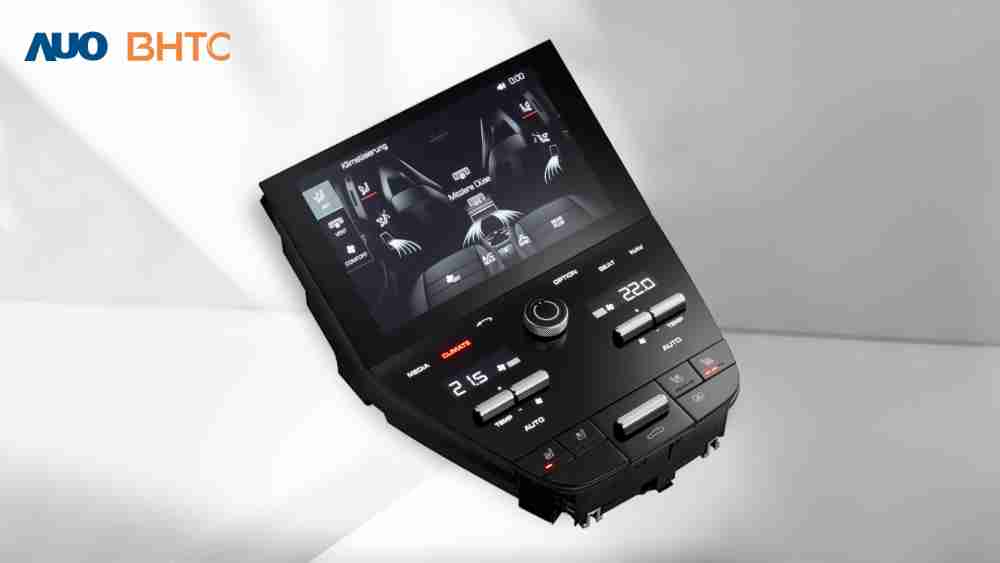 作為友達新生力軍，，，BHTC所展示的中央與後座鞍部的Display HMI產品，，可處理多區恆溫控制、、、顯示畫面，，，呈現仿真3D車室分區；以力傳感技術精準傳遞觸感，，，，並結合音量及震動反饋，，，，防止意外啟動，，，，提供使用者自然流暢、、直觀且輕鬆駕馭的舒適介面