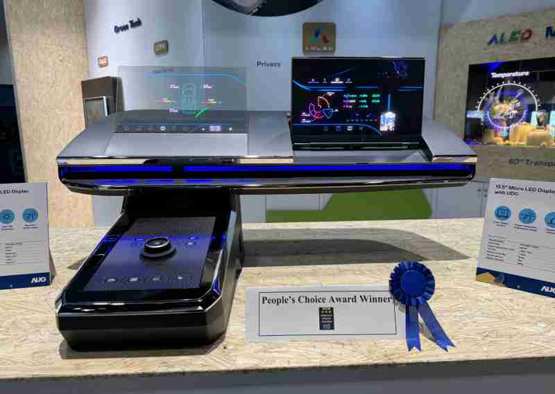 2468BET车用Micro LED Display HMI解决方案获”最佳车用显示奖”，，，以用户为中心开发，，针对前座驾驶与乘客设计兼具娱乐与安全的高画质屏幕，，，包含车舱前座的Micro LED透明屏幕及全球首款内建镜头的智慧Micro LED显示器