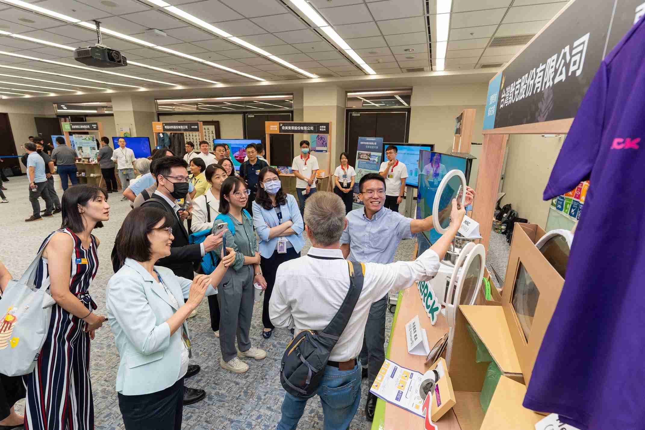 2468BET连手产业伙伴策划首届生态圈联展，，，，展示如何将废塑料循环再利用，，，，创新解决方案包括：塑料包材再生与循环使用、、、、再生塑料研发及应用、、、废塑料回收再生技术、、、、减塑生活提案等