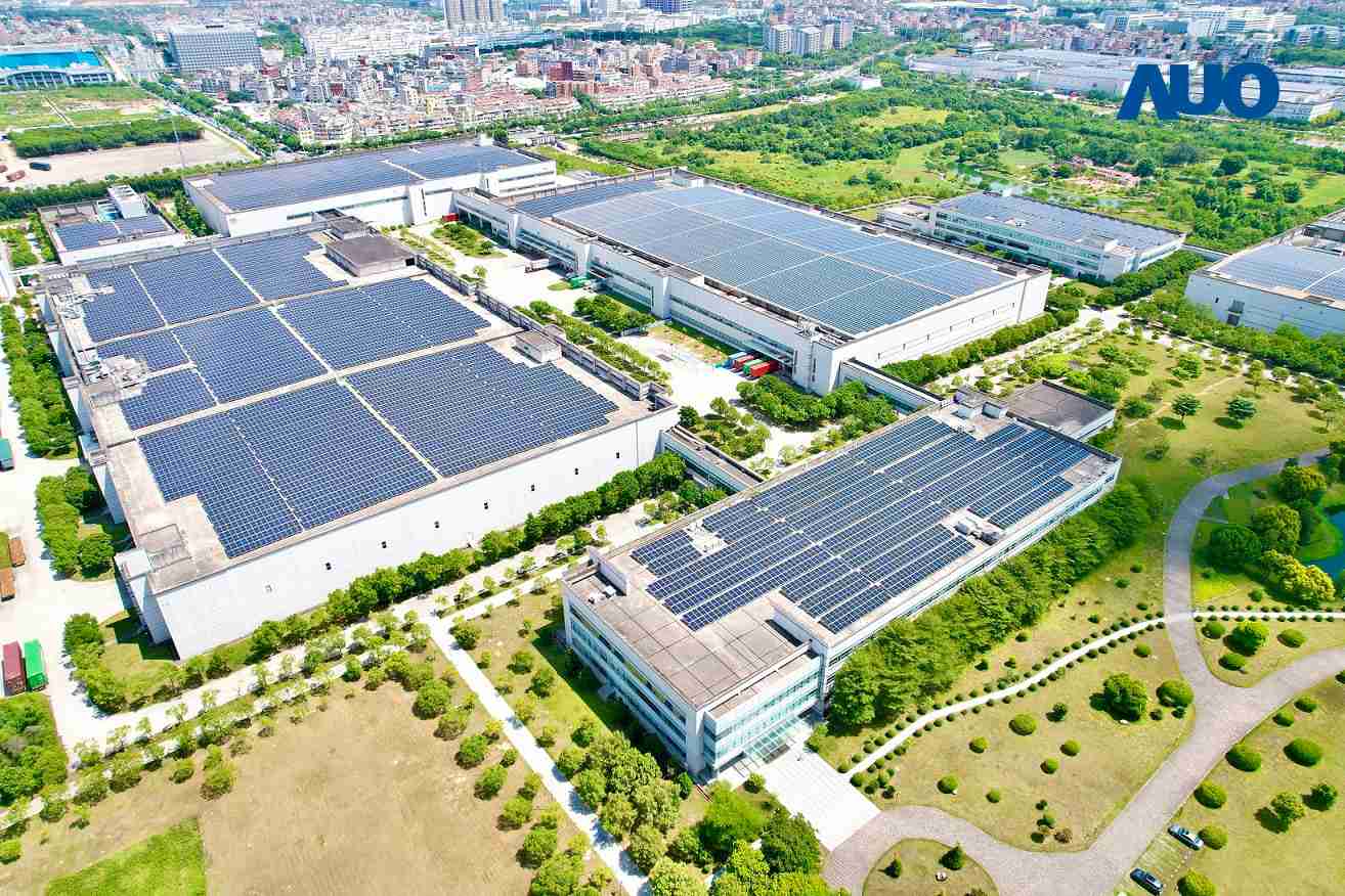 2468BET厦门推动智能制造同时，，，透过绿电创能纵深推进绿色转型，，厂区全屋顶铺设太阳能光伏板，，，每年太阳能发电 2,600多万度