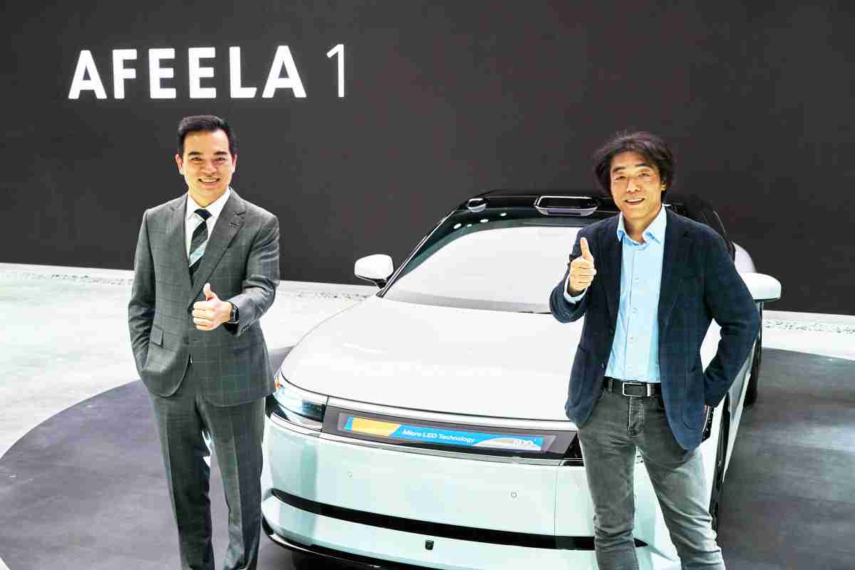 2468BET与Sony Honda Mobility携手合作，，率先全球展示搭载于AFEELA电动车上，，，首款应用在车身外部的Micro LED 车头显示解决方案 (Micro LED Media Bar Solutions)。。。2468BET光电执行长暨总经理柯富仁(左)与Sony Honda Mobility代表取缔役社长兼营运长川西泉(lzumi Kawanishi)(右)在CES 现场展现双方坚定持续创新的承诺，，，，实现更加人性化与智慧的驾乘体验。。。