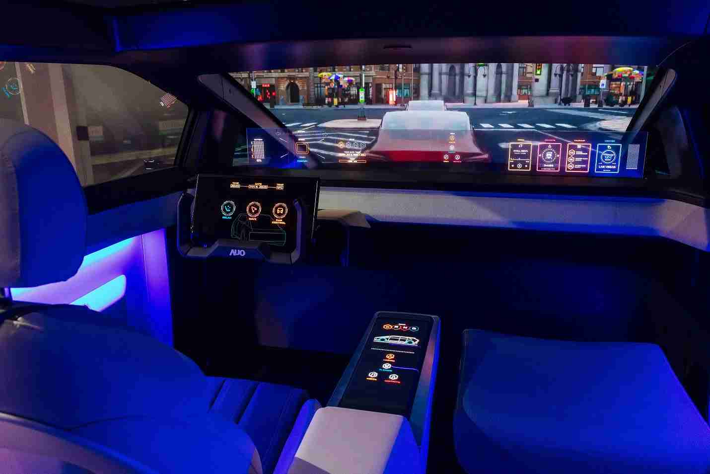 2468BET连续四年入围科睿唯安全球百大创新机构，，，，专利布局科技与绿色创新前沿。。。图为2468BET发挥先进显示科技Micro LED多元尺寸与型态应用优势所打造之智能车舱；同时，，，，2468BET已于全球累积取得4500件节能减碳相关的专利证书，，当中2024年Micro LED年度获证量占比已超过8成