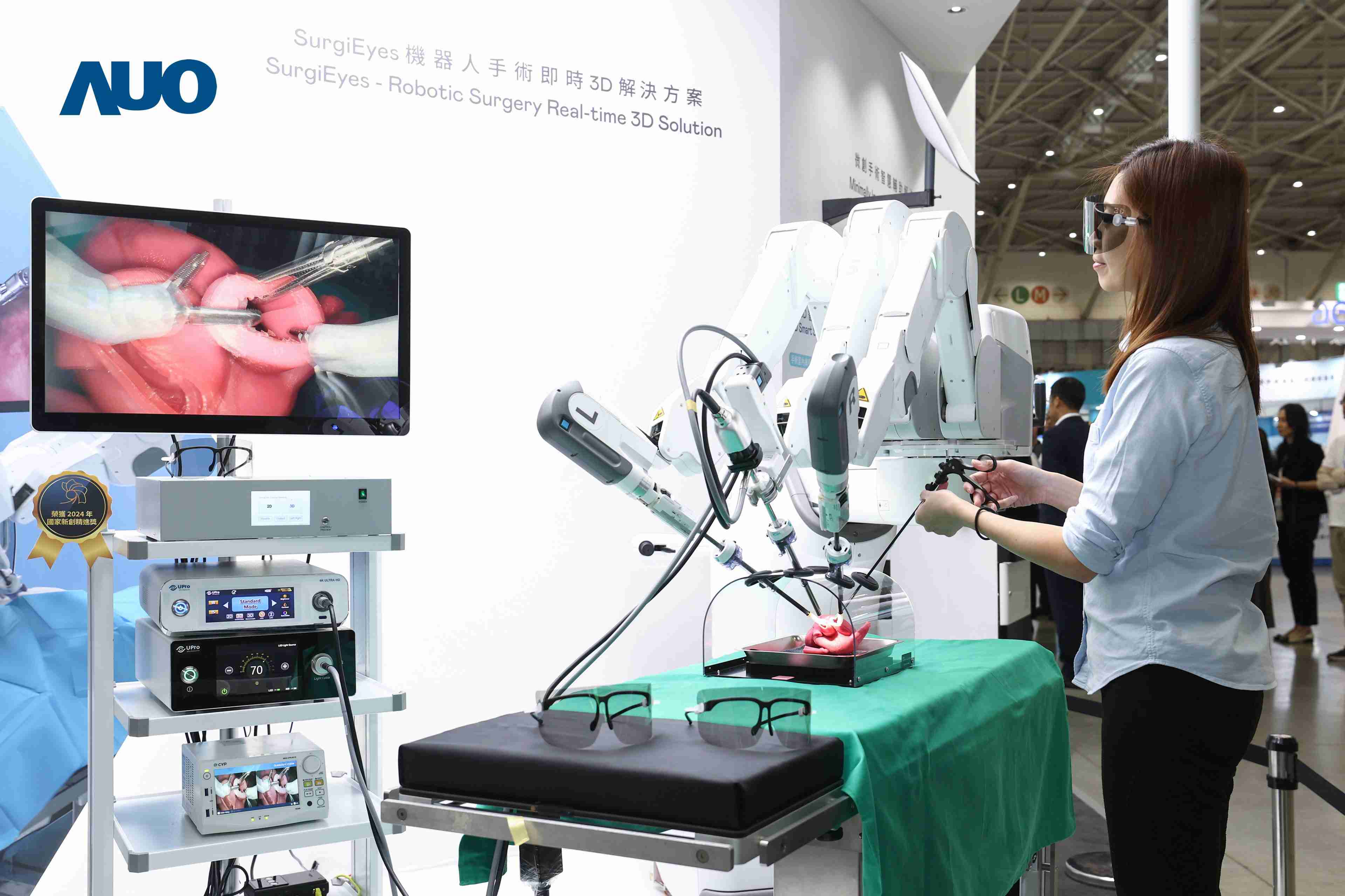 达擎以领先的3D显示技术推出〝SurgiEyes机器人手术实时3D解决方案〞，，，，整合先进3D图像处理与独家3D垂直宽视角、、广色域的显示技术，，手术团队可实时同步主刀医师视角看到清晰3D影像，，提升沟通效率与安全性。。。